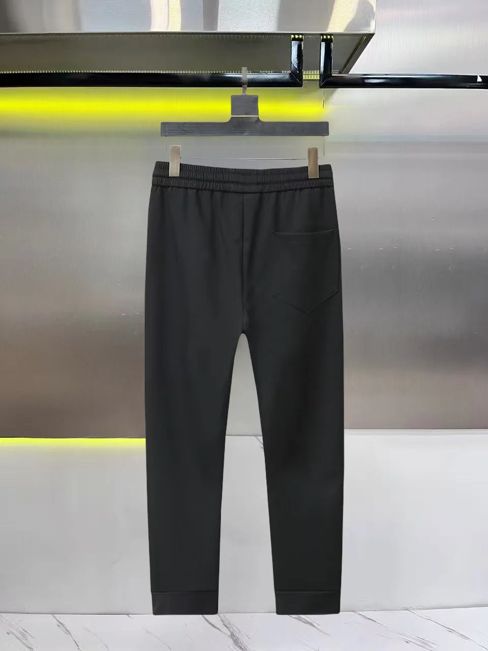 Logo-Print Tapered Sweatpants D26014439 — view 2