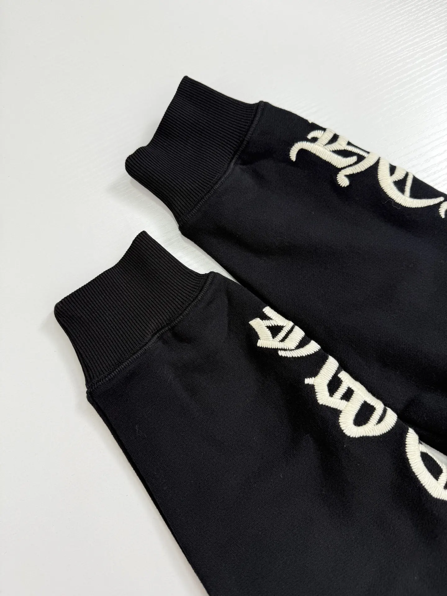 Gothic Script Embroidered Crew-Neck Sweatshirt D26020690 — view 6