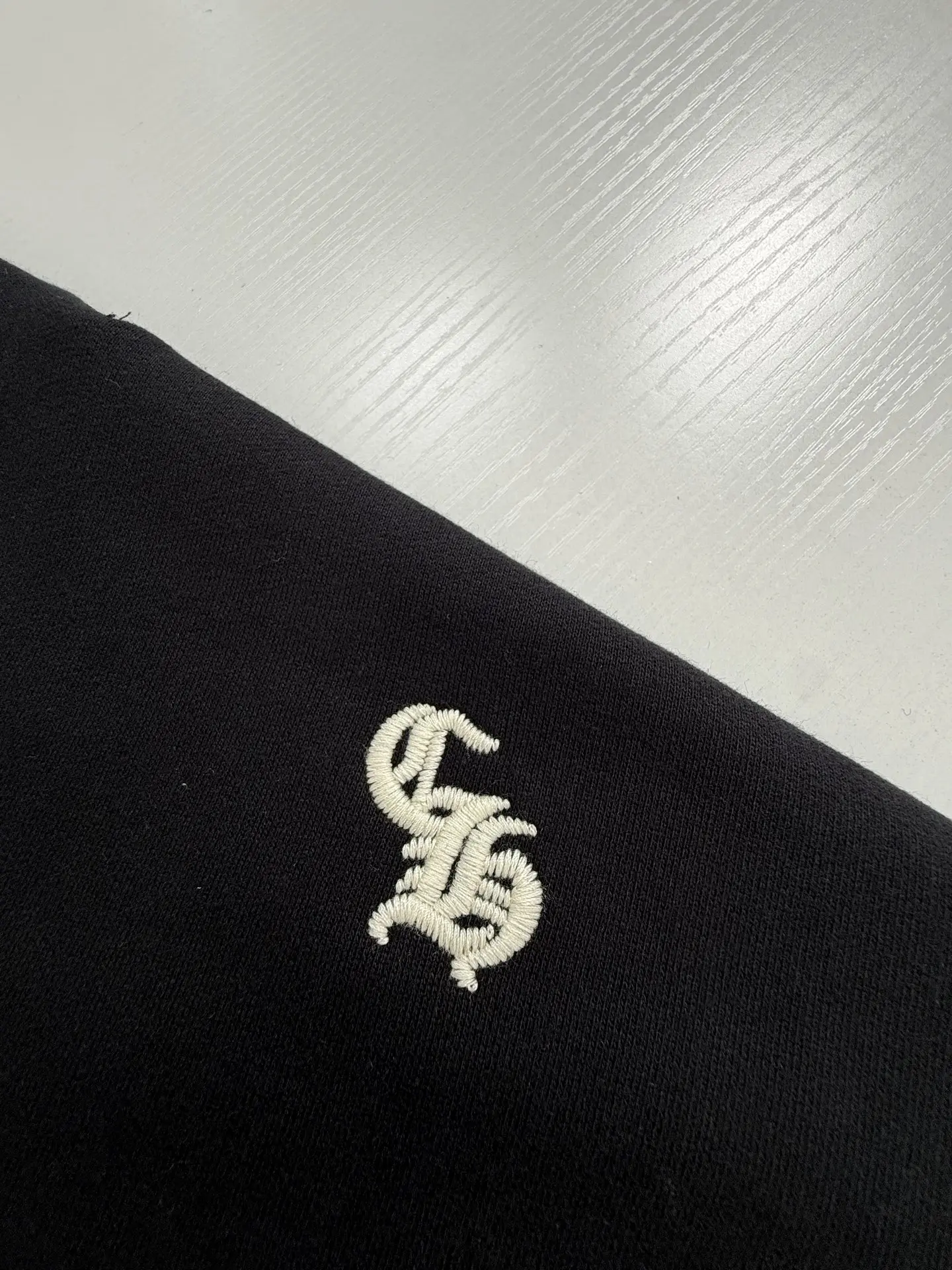 Gothic Script Embroidered Crew-Neck Sweatshirt D26020690 — view 7