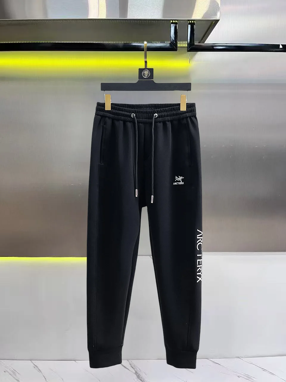 Logo-Embroidered Tapered Sweatpants D28014417 — view 2