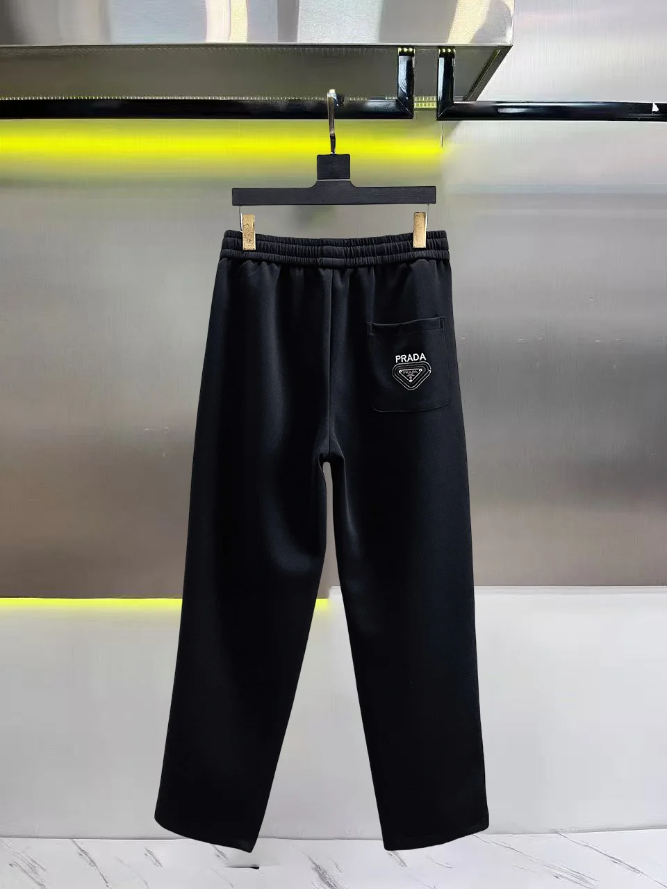 Logo-Appliquéd Tapered Sweatpants D28014415 — view 2