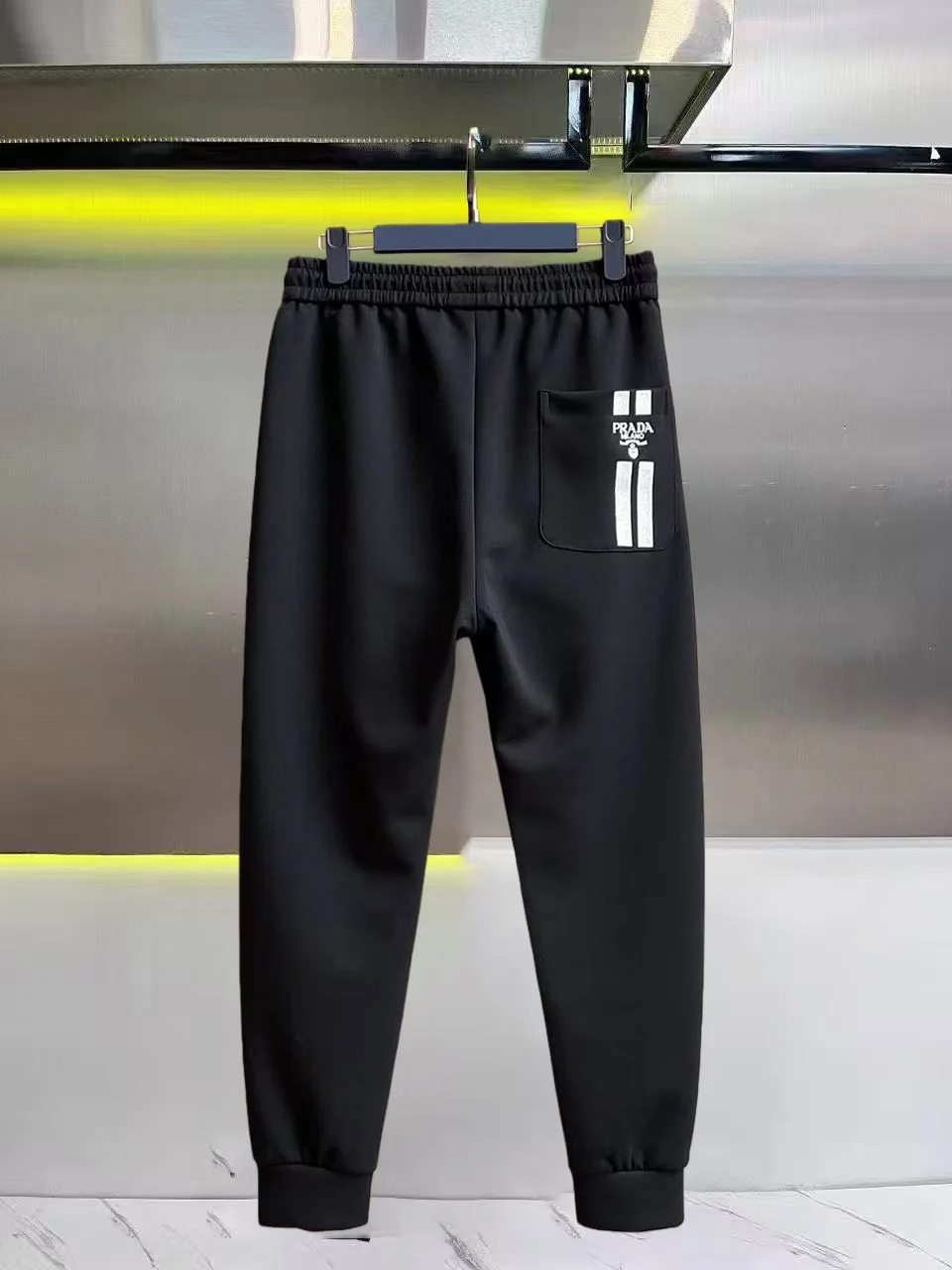 Logo-Appliquéd Tapered Sweatpants D28014410 — view 2
