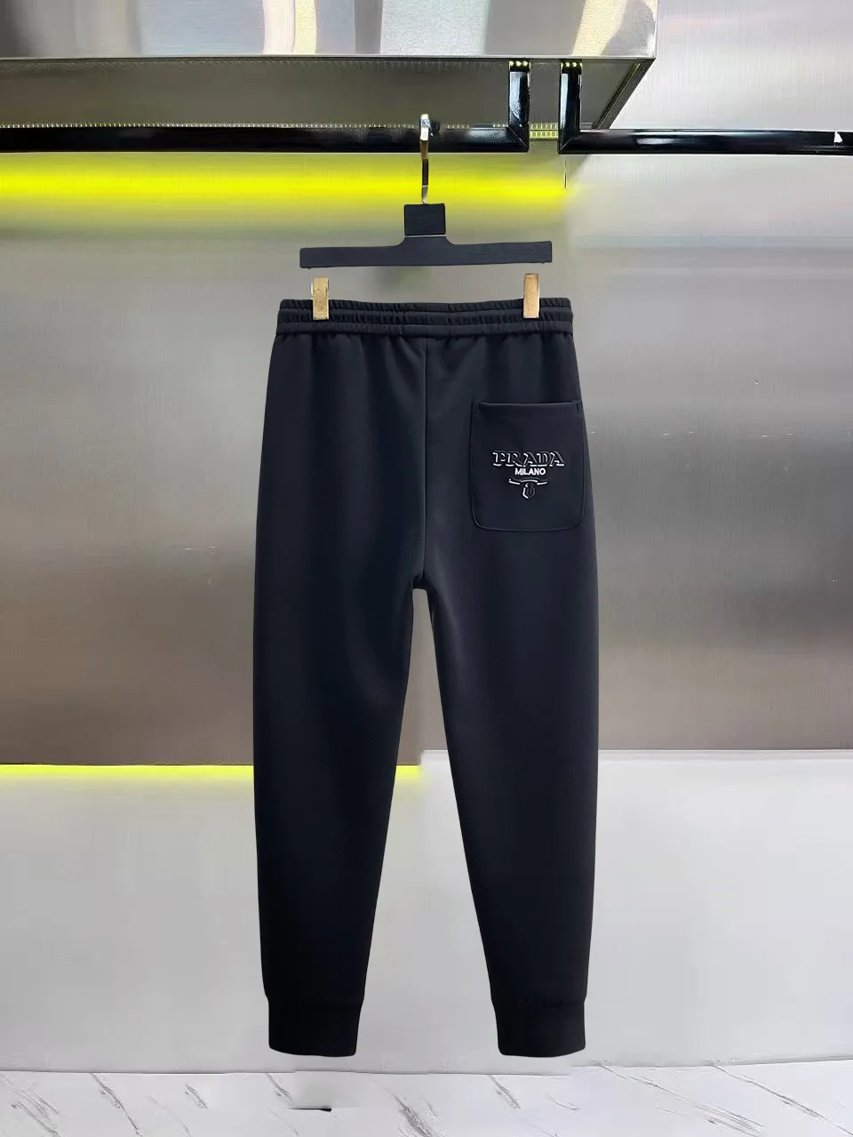 Logo-Appliqué Tapered Sweatpants D28014423 — view 2