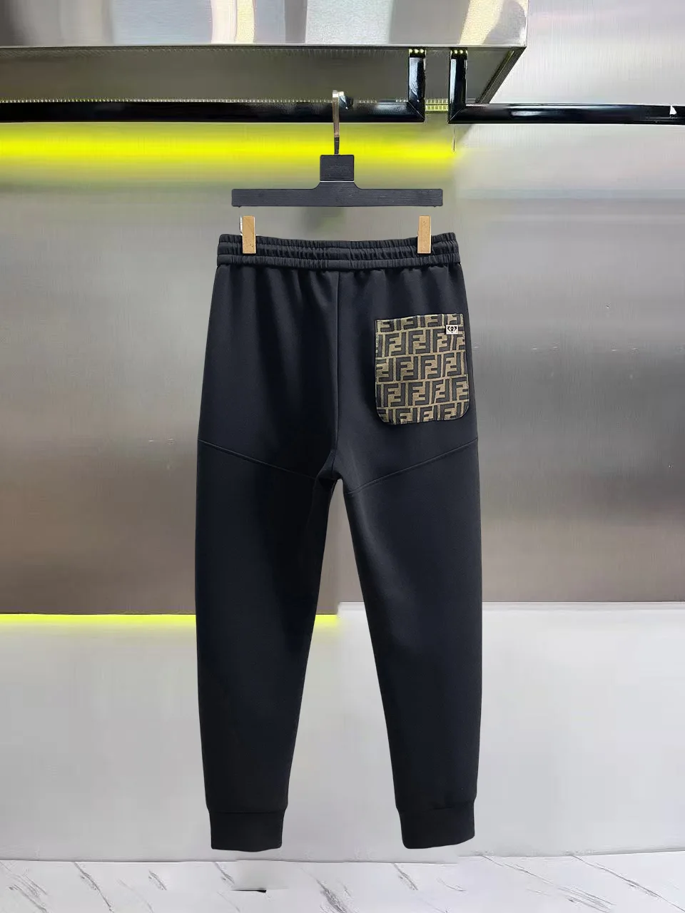 Logo-Panelled Tapered Sweatpants D28014419 — view 2