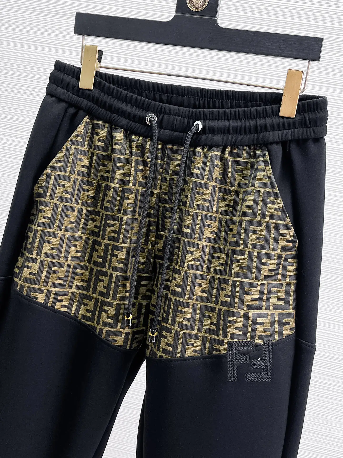 Logo-Panelled Tapered Sweatpants D28014419 — view 3