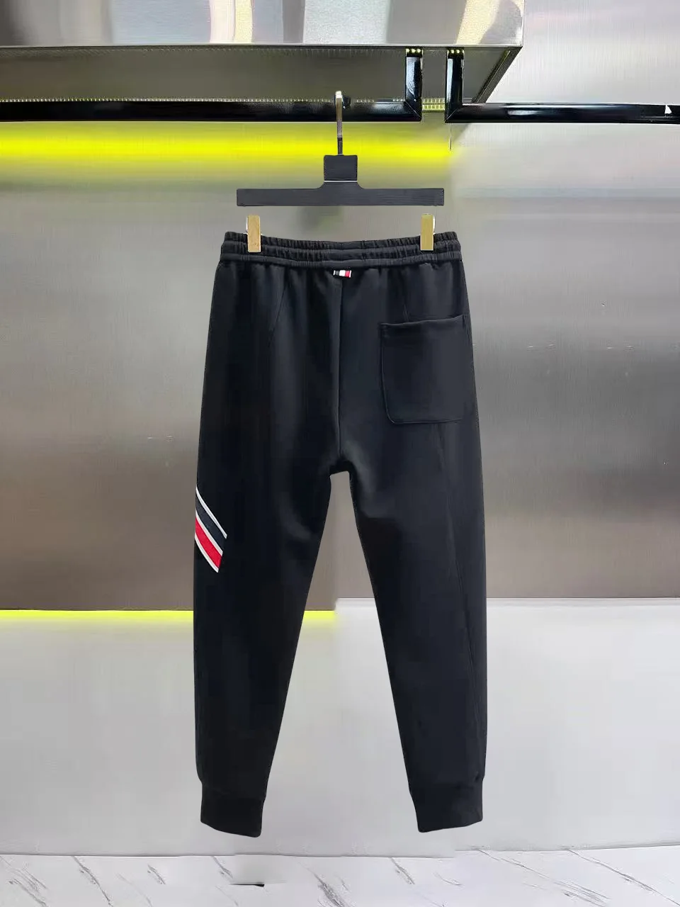 Logo-Appliqué Tapered Sweatpants D28014424 — view 2