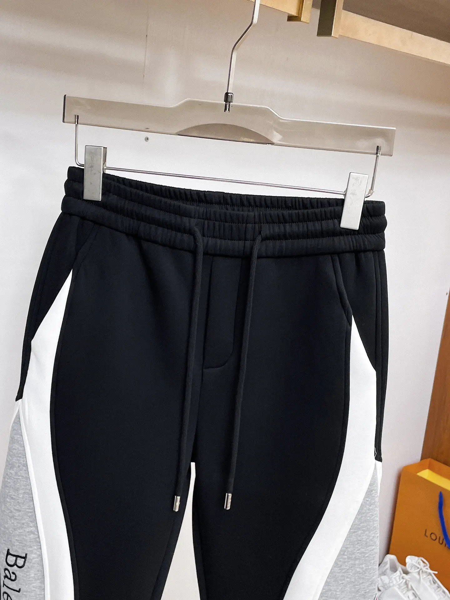 Logo-Print Color-Block Sweatpants D29014514 — view 3