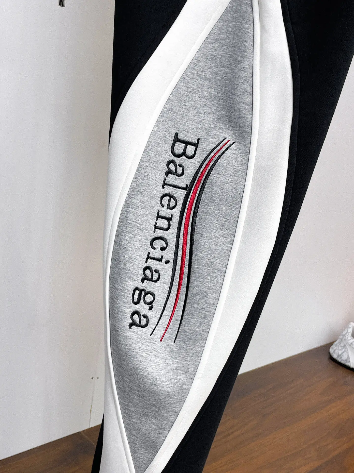 Logo-Print Color-Block Sweatpants D29014514 — view 4