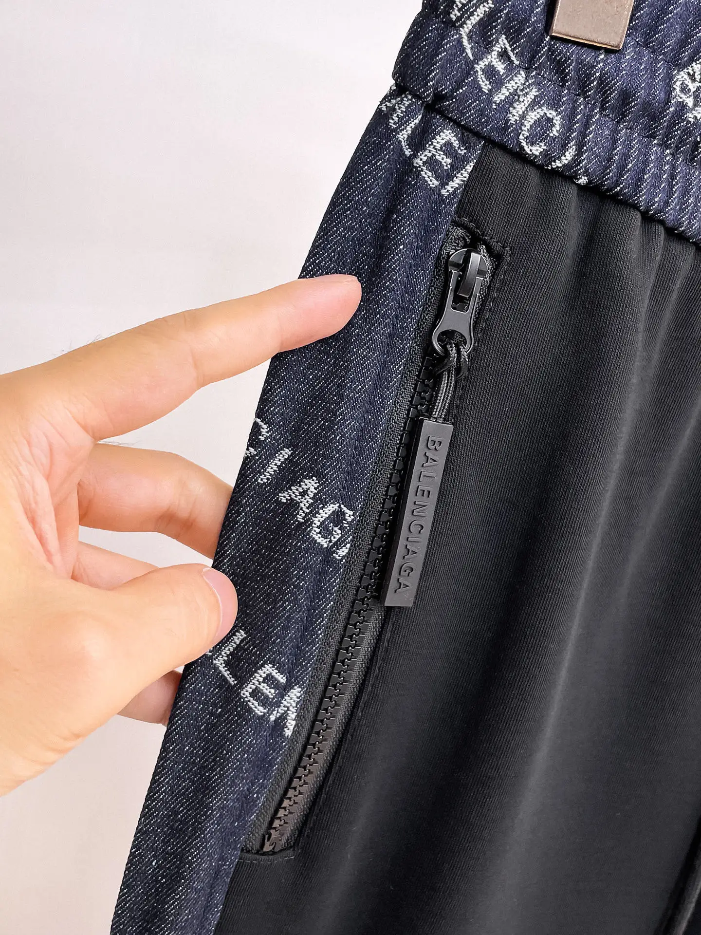 Logo-Print Side-Stripe Sweatpants D29014484 — view 5