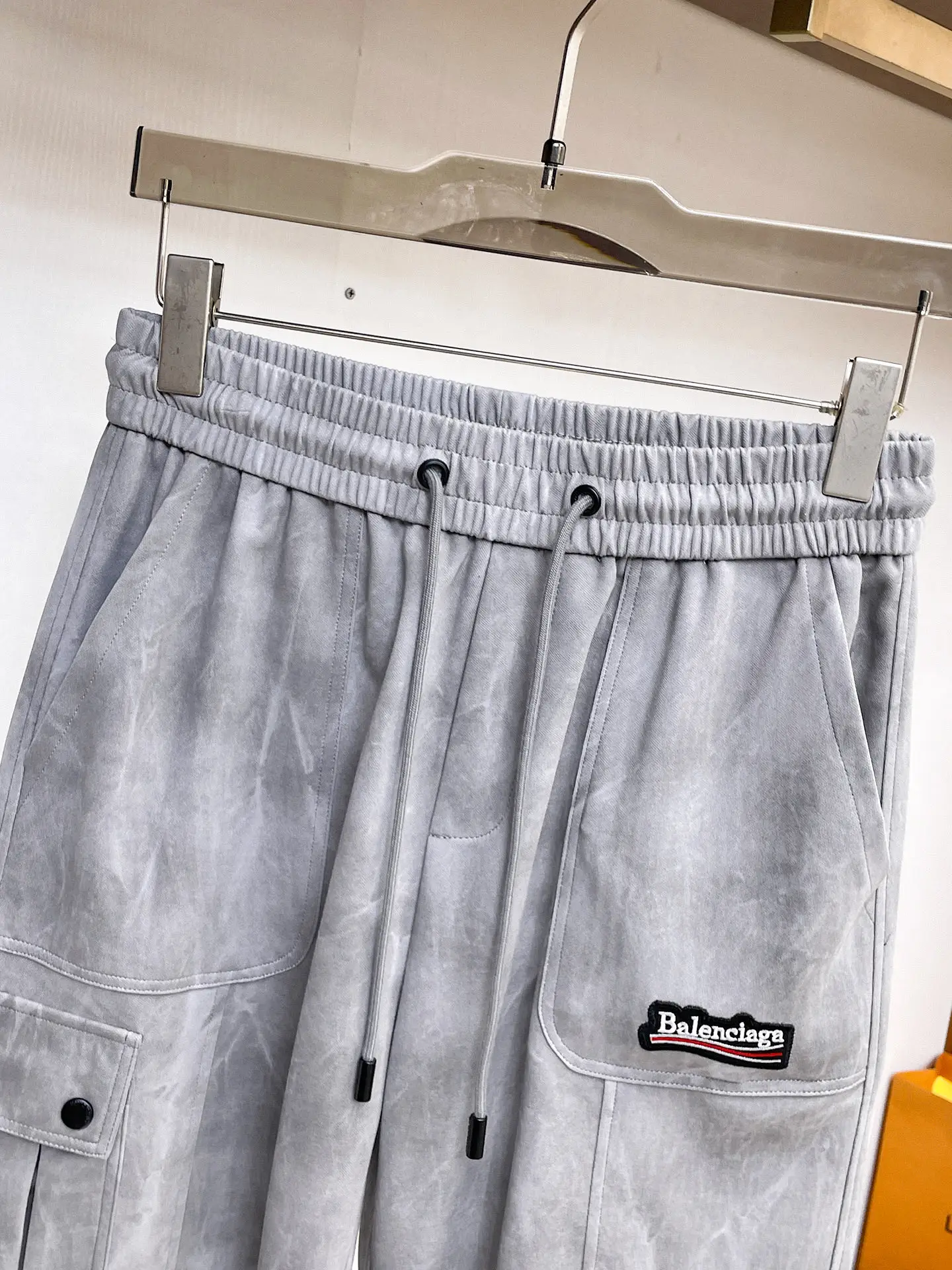 Logo-Patch Acid-Wash Cargo Sweatpants D29014571 — view 3