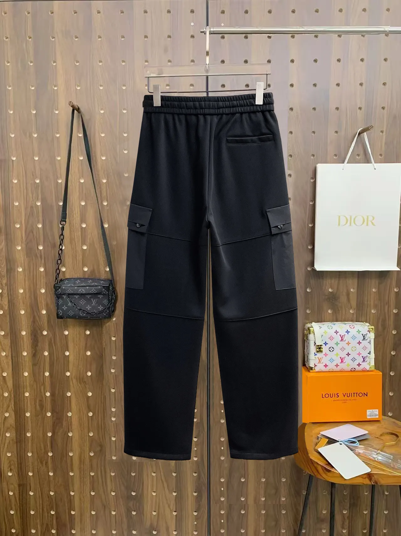 Logo-Patch Straight-Leg Cargo Trousers D29014652 — view 2