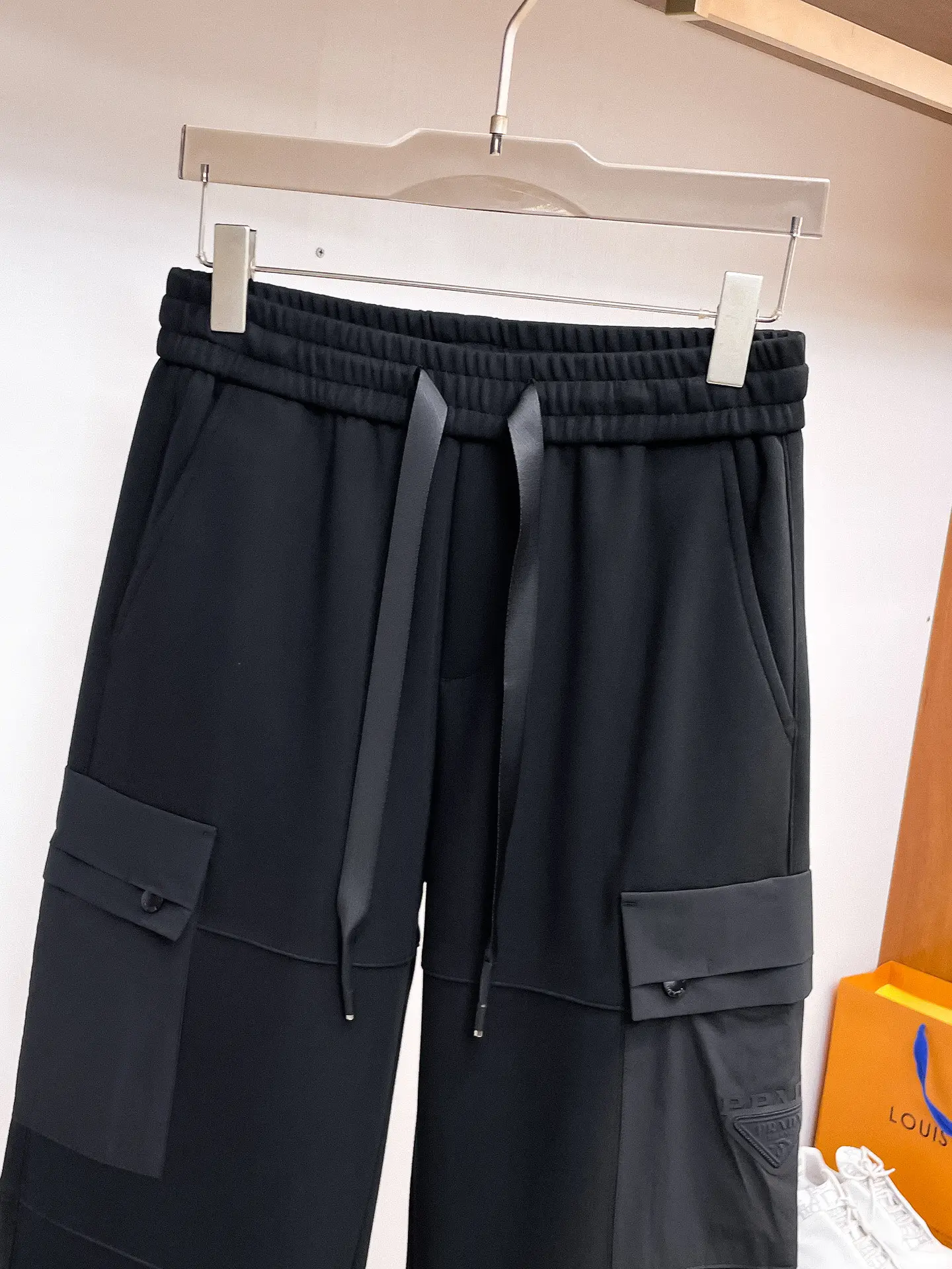 Logo-Patch Straight-Leg Cargo Trousers D29014652 — view 3