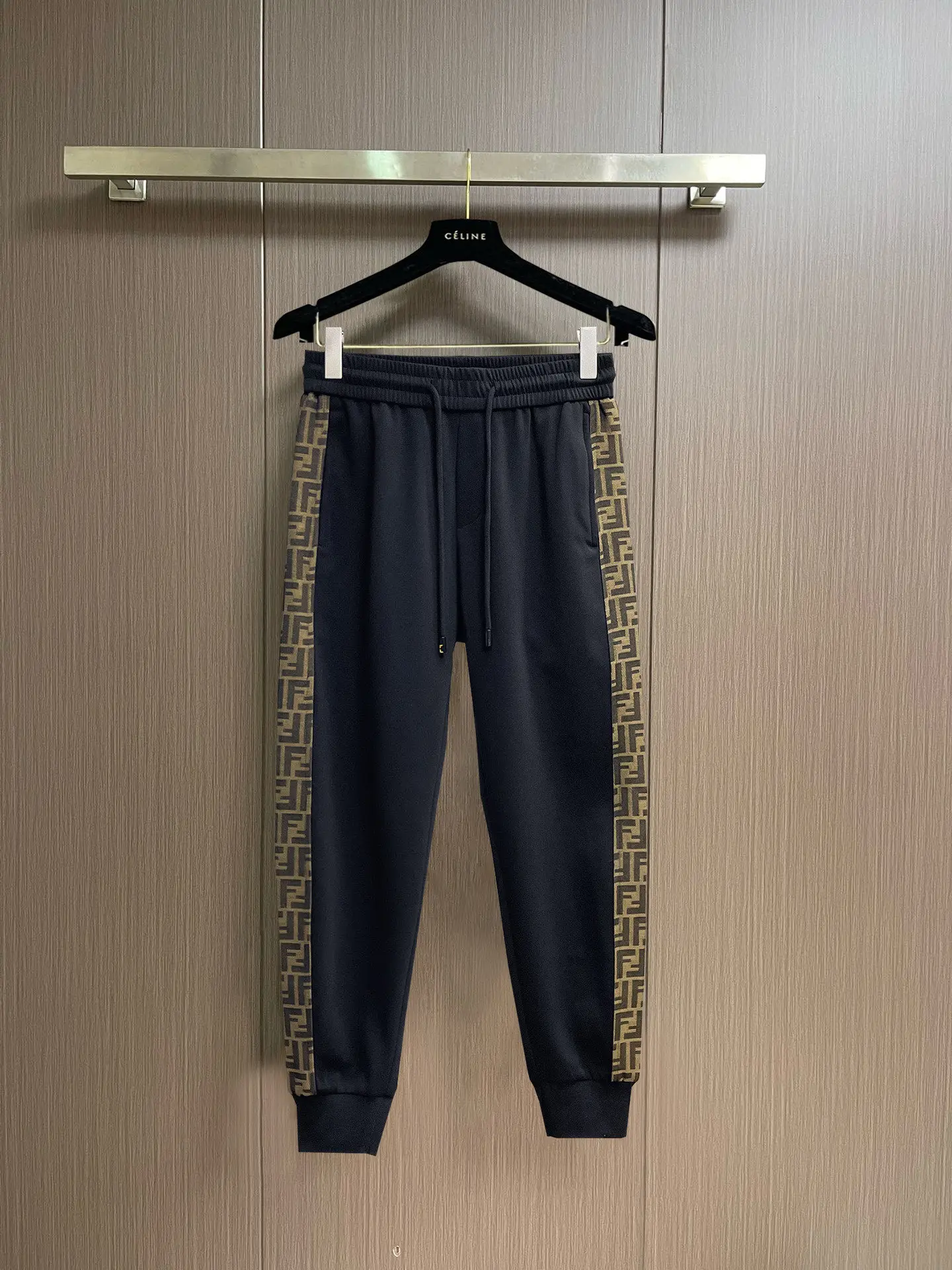 Logo-Print Tapered Sweatpants D29014605