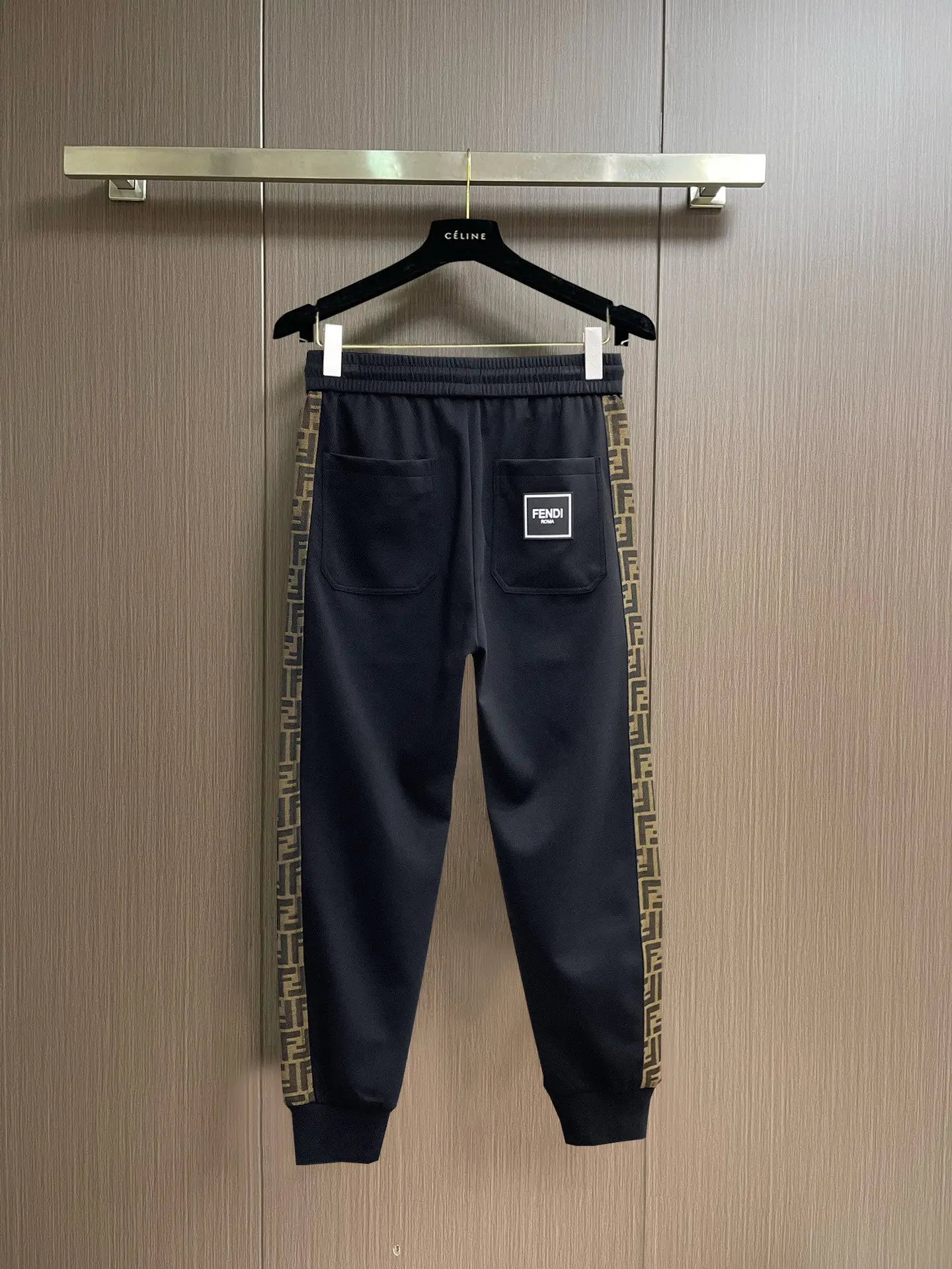 Logo-Print Tapered Sweatpants D29014605 — view 2