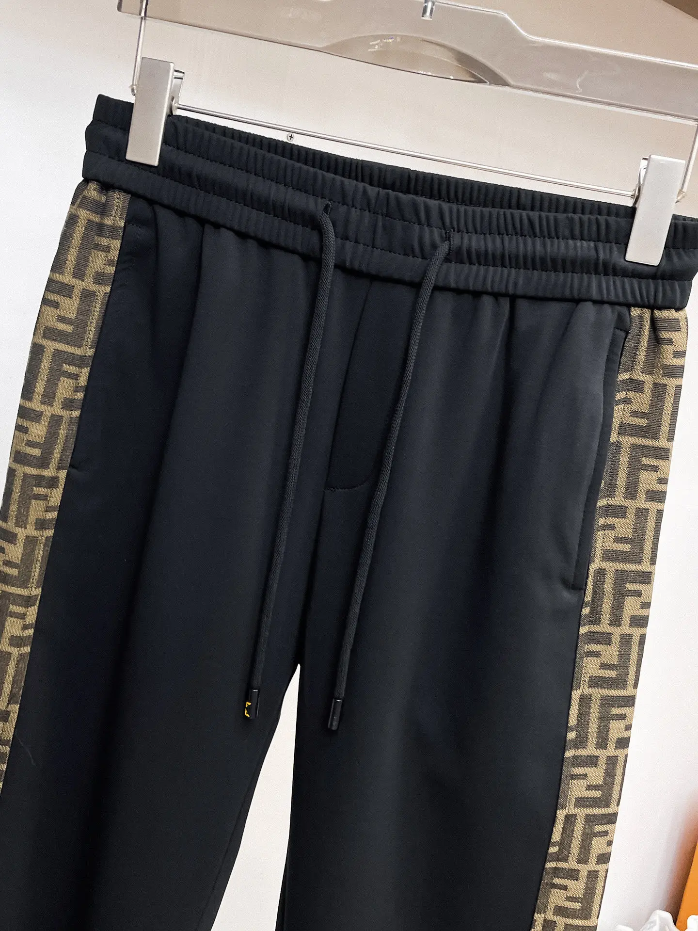 Logo-Print Tapered Sweatpants D29014605 — view 3