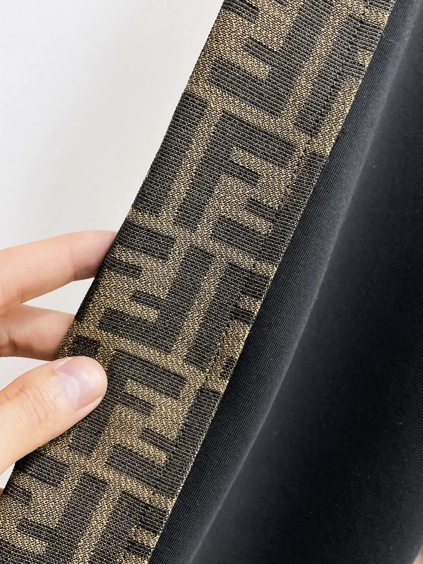 Logo-Print Tapered Sweatpants D29014605 — view 5