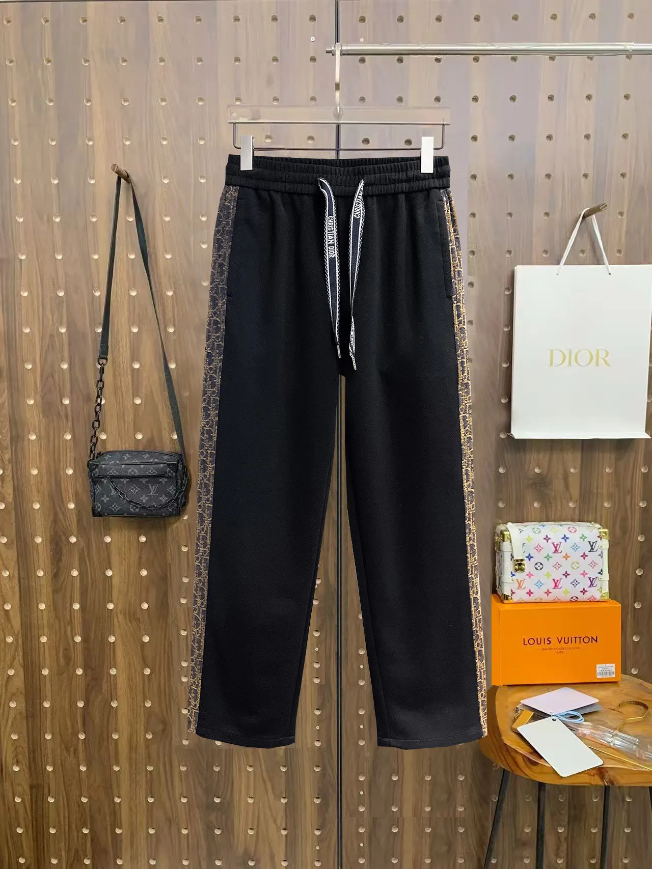 Oblique Logo Side-Stripe Sweatpants D29014506