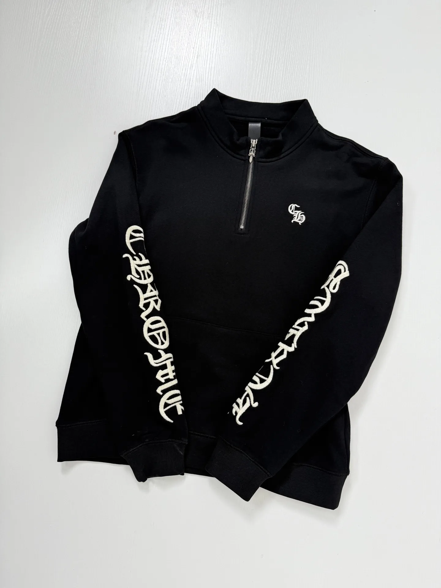 Gothic Script Embroidered Half-Zip Sweatshirt D29020689 — view 3
