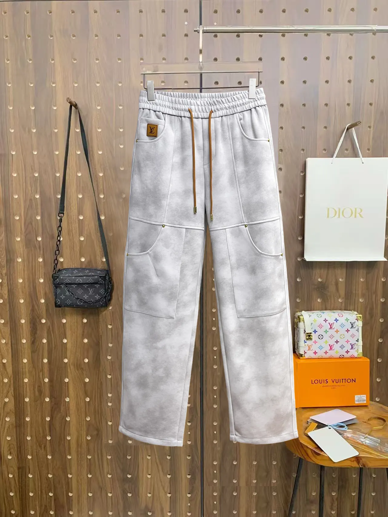 Logo-Patch Drawstring Straight-Leg Trousers D29014525
