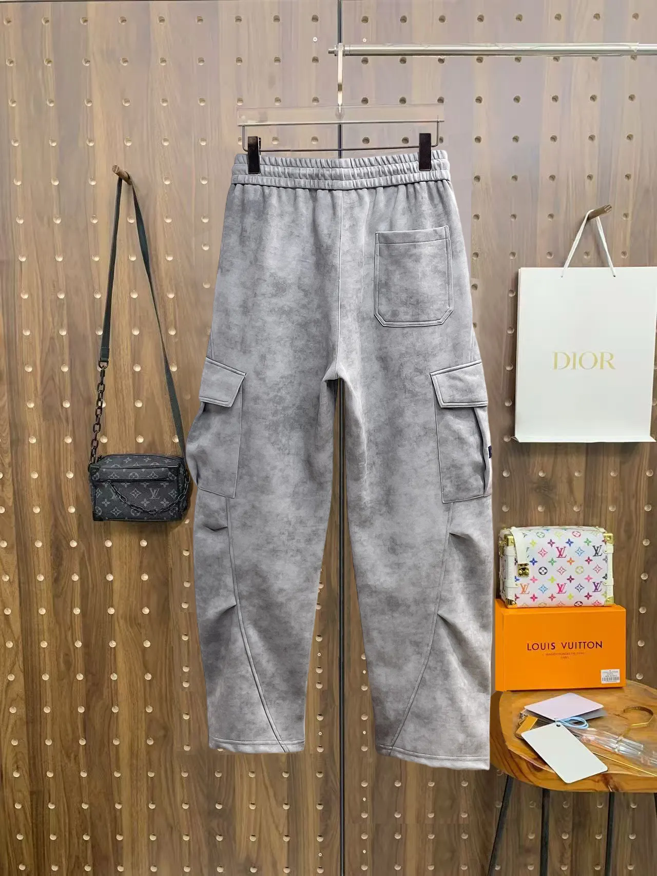 Logo-Embroidered Fleece Cargo Sweatpants D29014469 — view 2