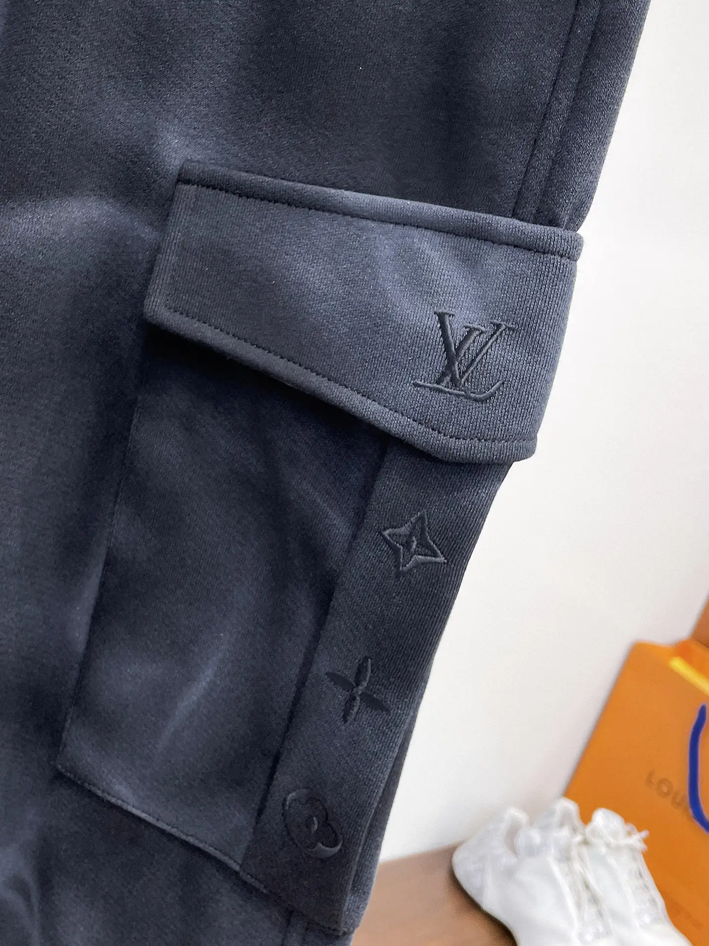 Monogram Embossed Cargo Sweatpants D29014580 — view 4