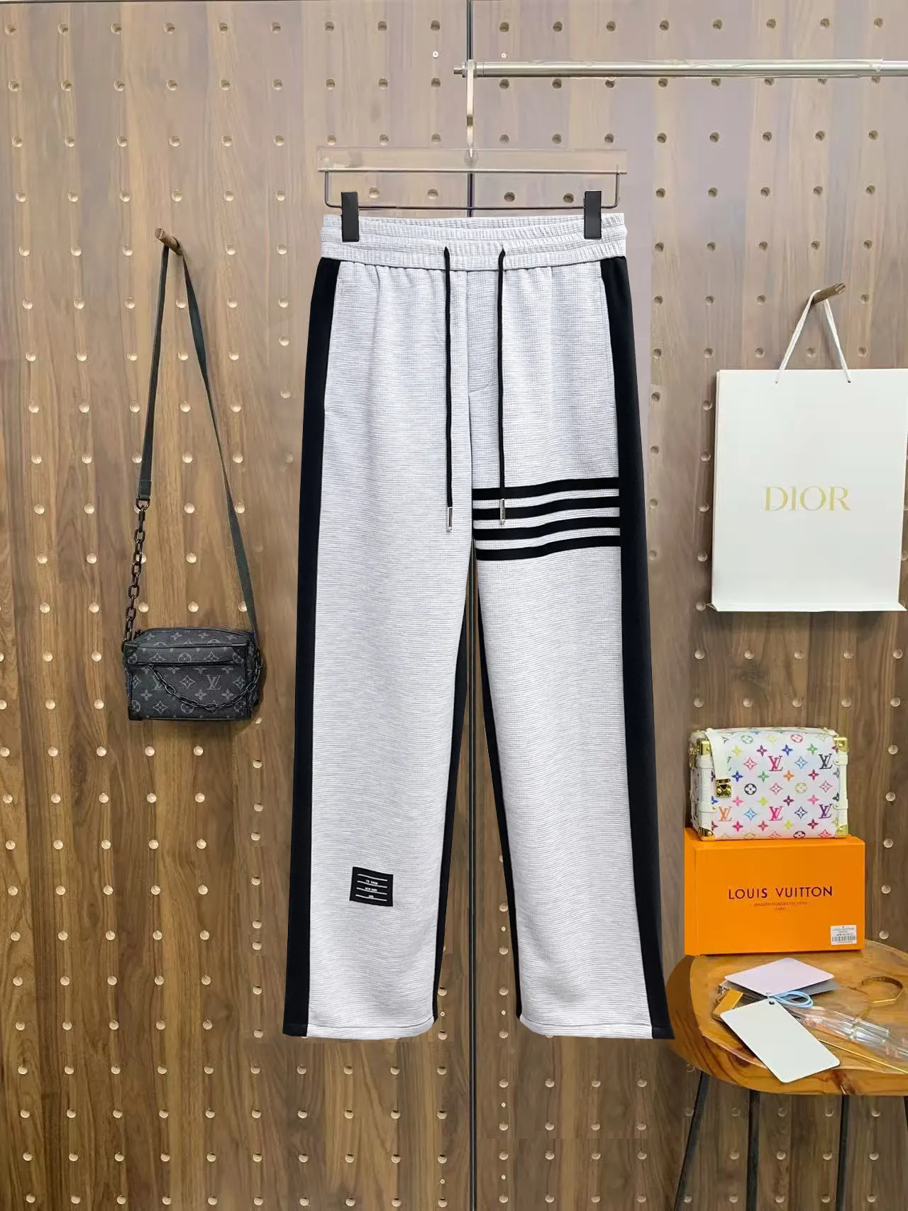 Four-Bar Stripe Waffle Knit Sweatpants D29014495