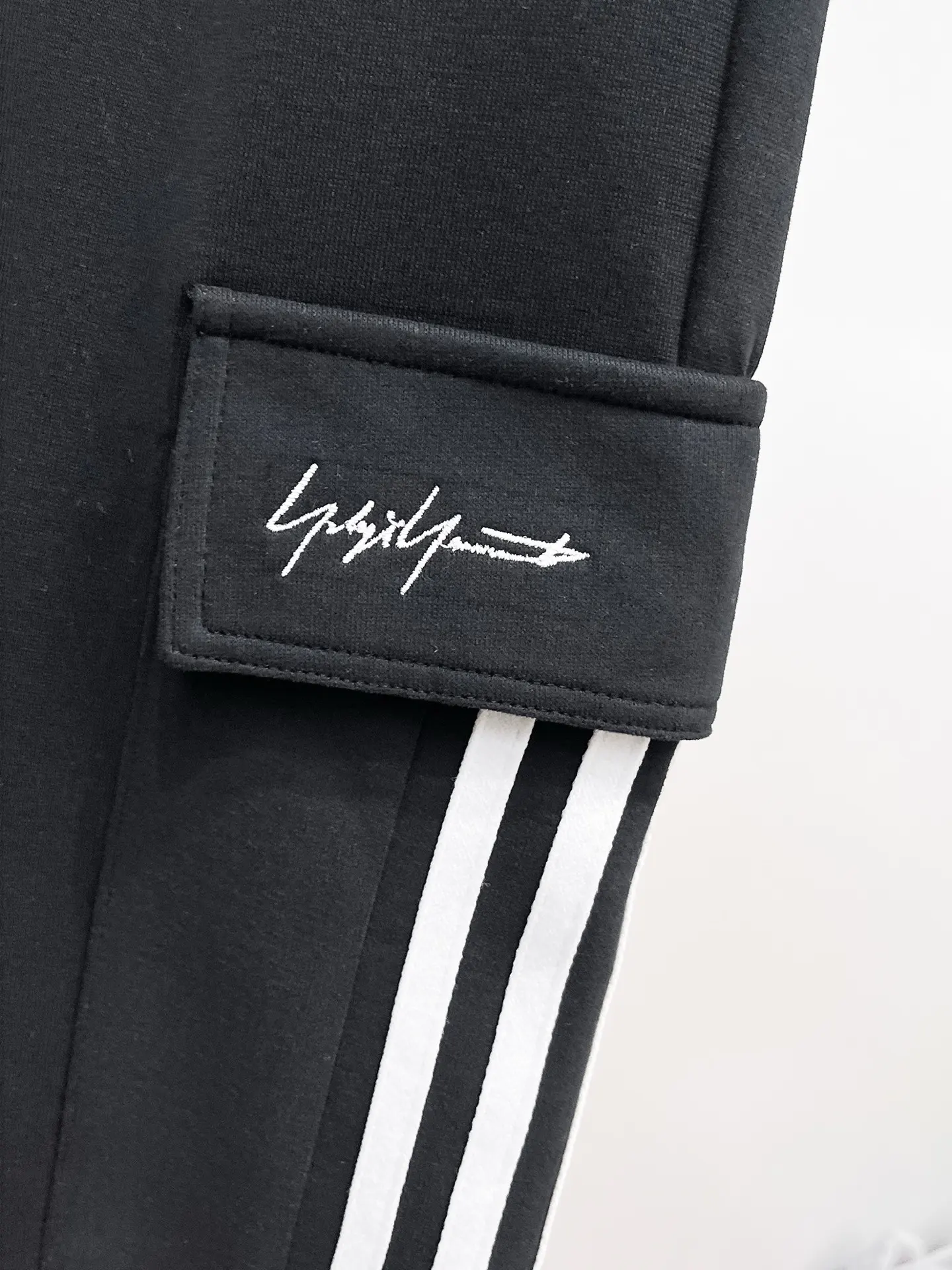 Y-3 Logo Cargo Sweatpants D29014502 — view 4