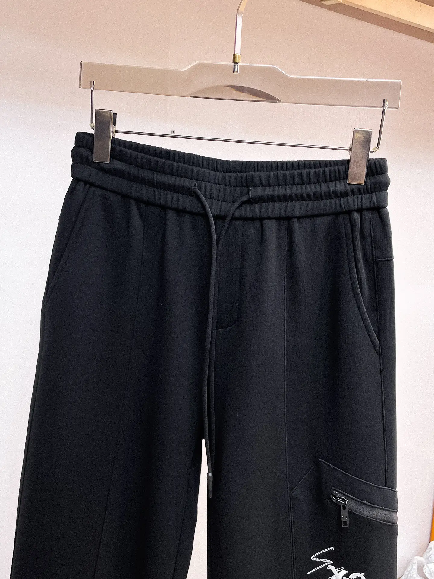 Y-3 Logo Embroidered Cargo Sweatpants D29014472 — view 3