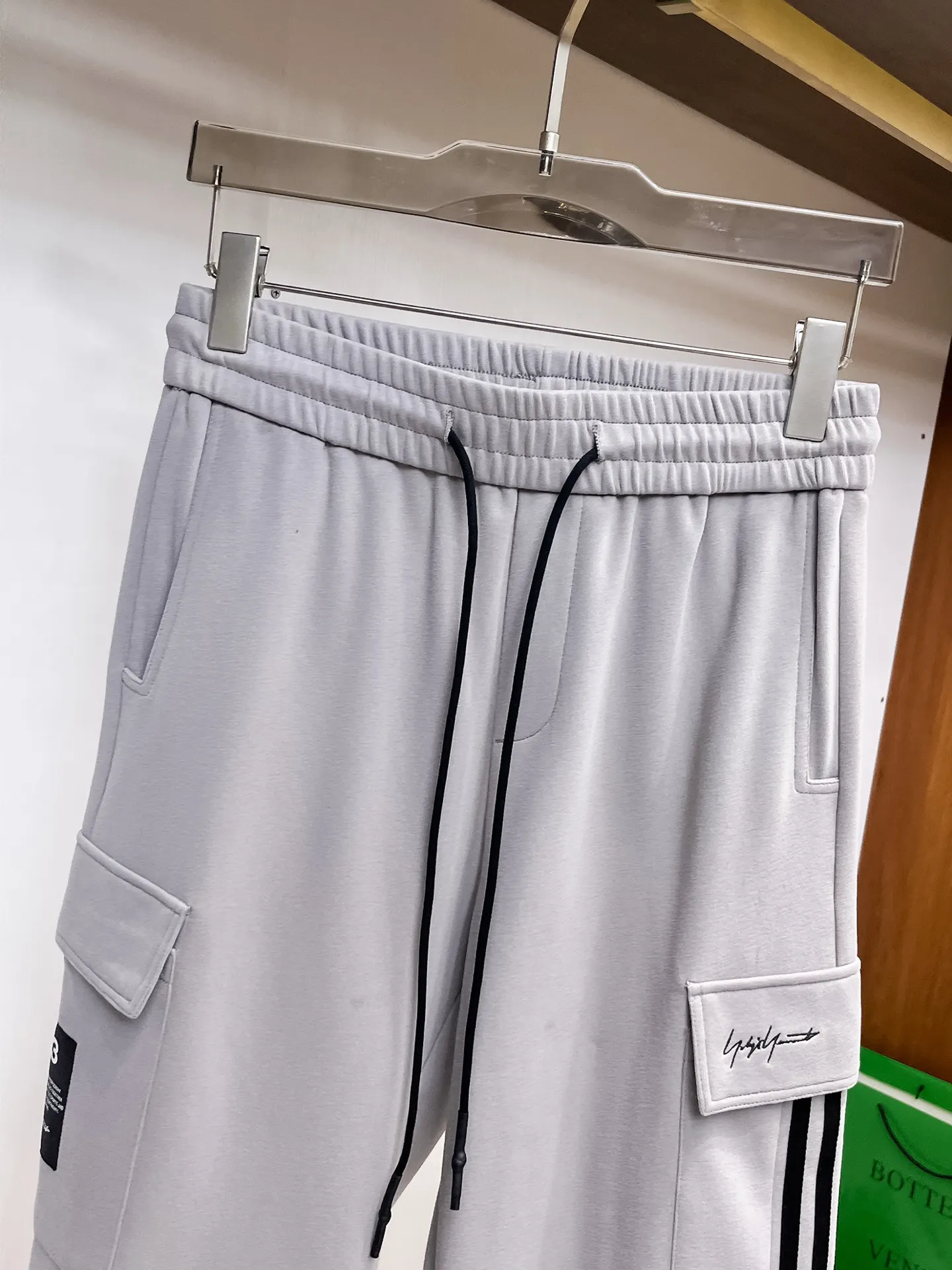Y-3 Logo Cargo Sweatpants D29014501 — view 3