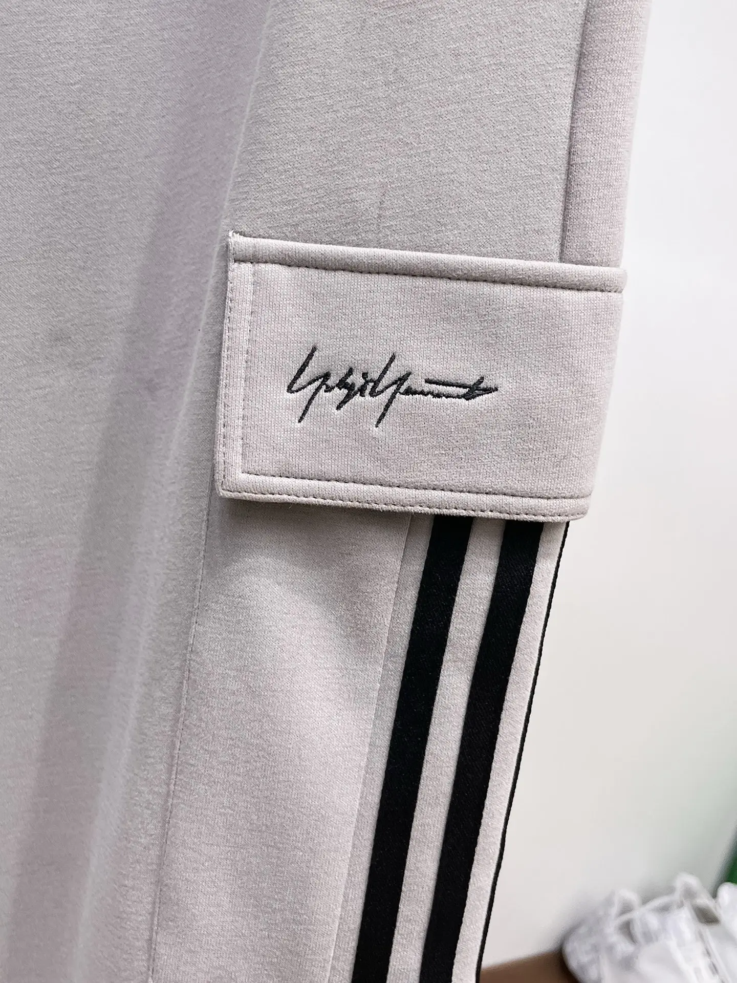Y-3 Logo Cargo Sweatpants D29014501 — view 4