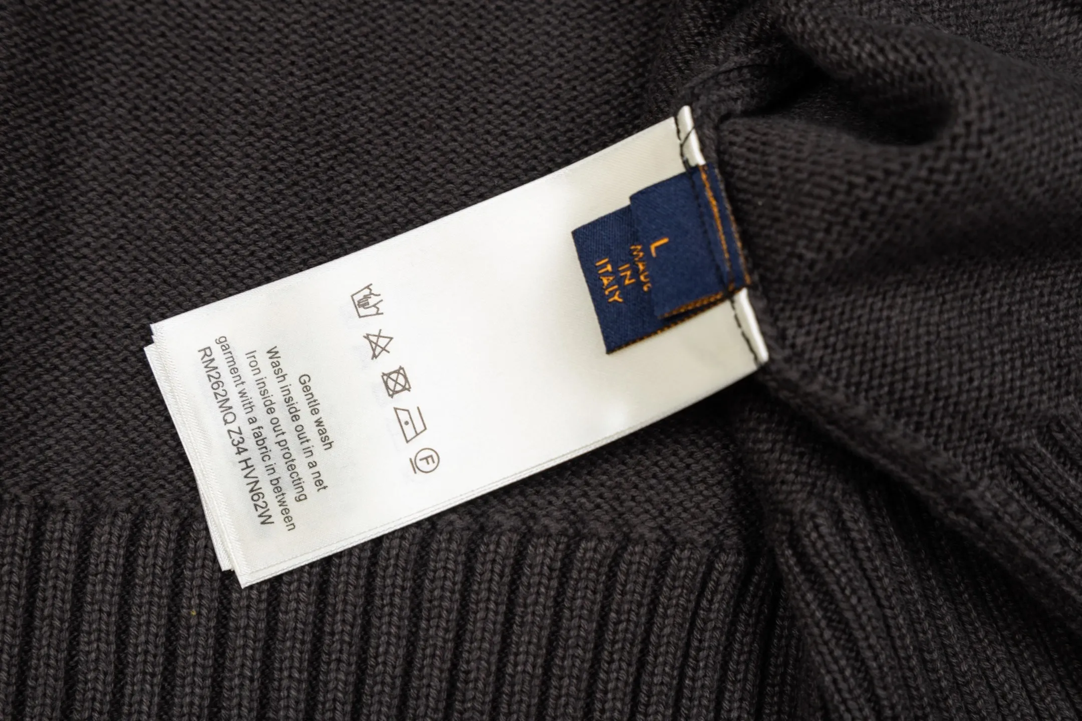 Logo-Patch Wool V-Neck Cardigan D30021163 — view 9