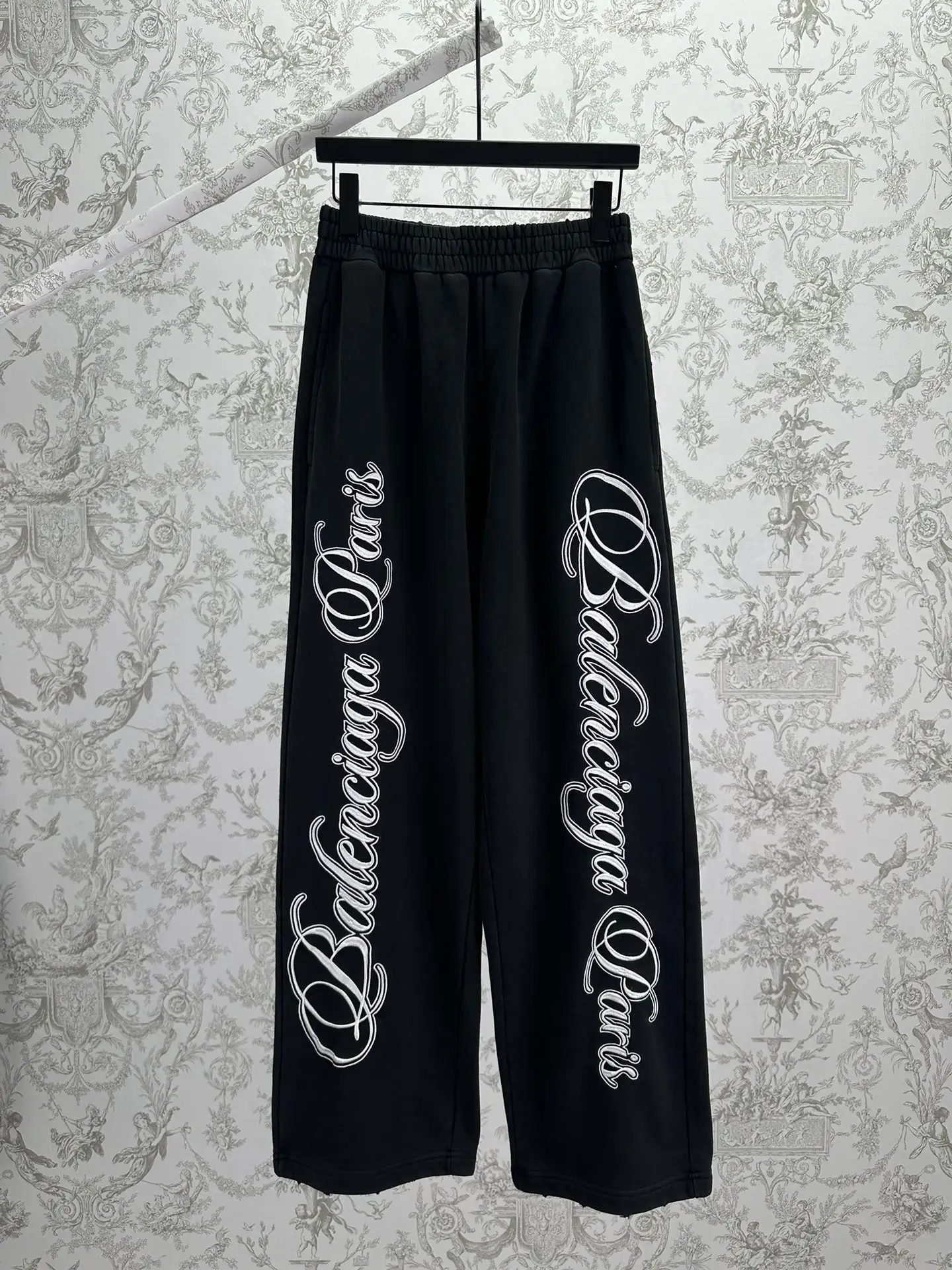 Cursive Logo Embroidered Baggy Sweatpants D32013968