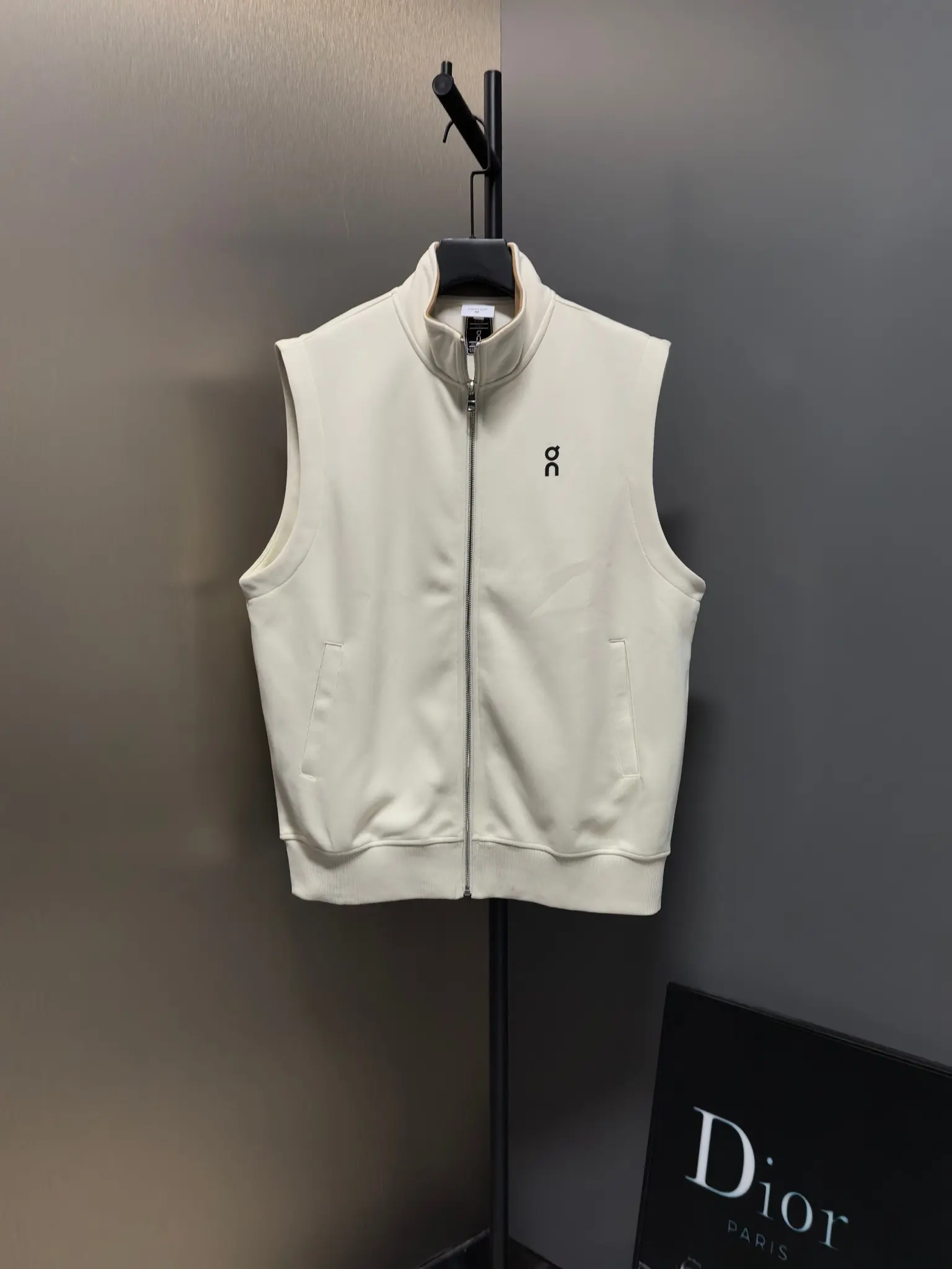 On Running Logo-Print Zip-Up Gilet D33020820