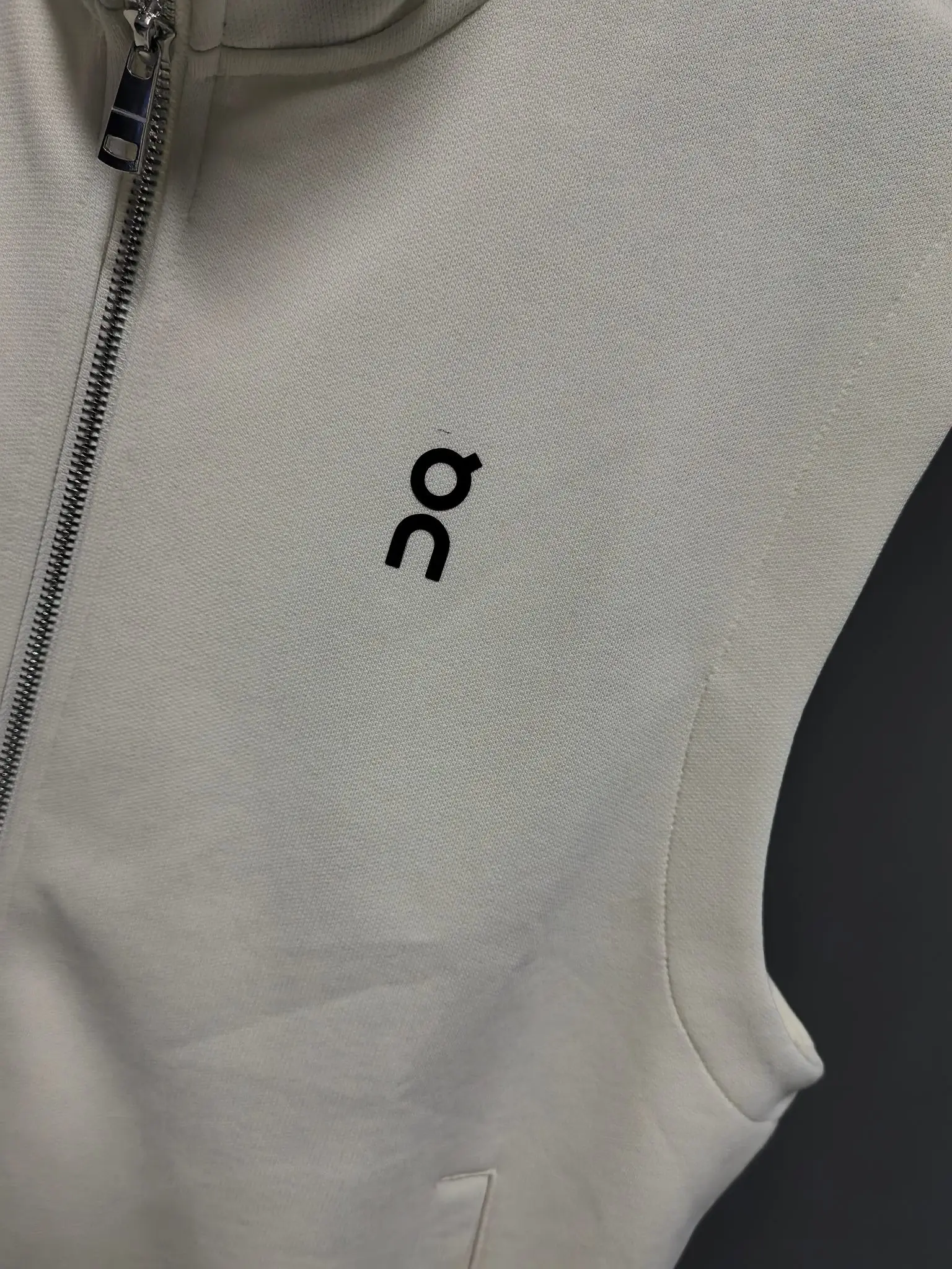 On Running Logo-Print Zip-Up Gilet D33020820 — view 3