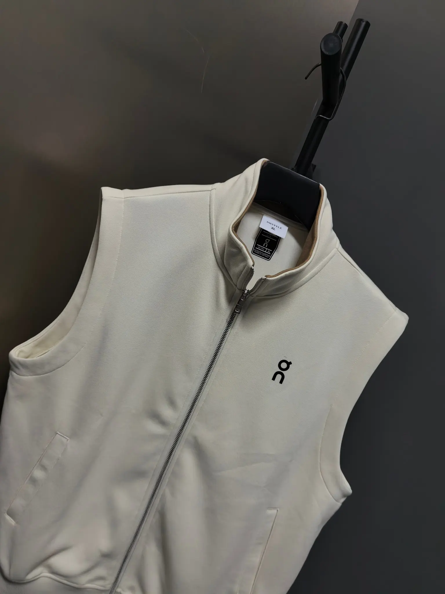 On Running Logo-Print Zip-Up Gilet D33020820 — view 5