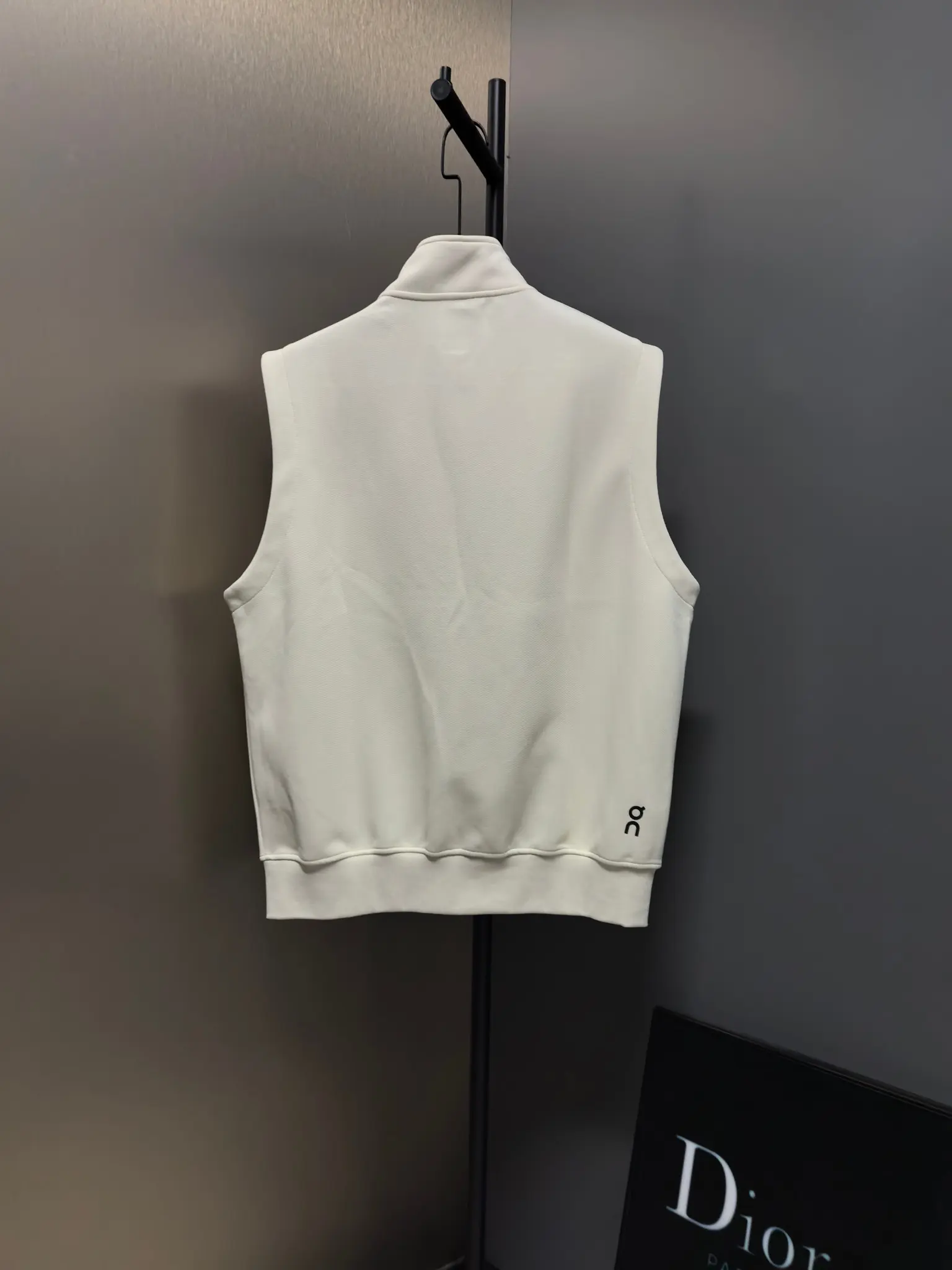 On Running Logo-Print Zip-Up Gilet D33020820 — view 6