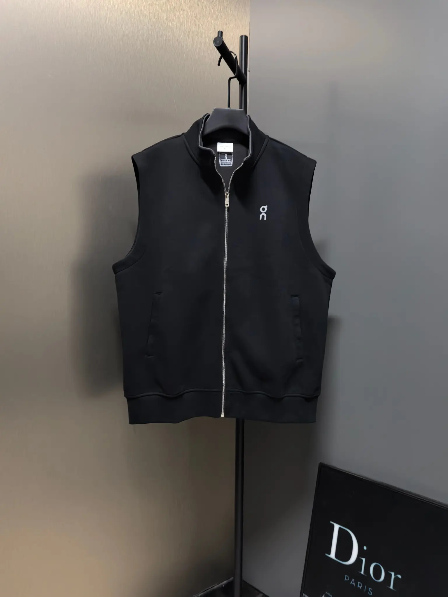 On Running Logo-Print Zip-Up Gilet D33020821