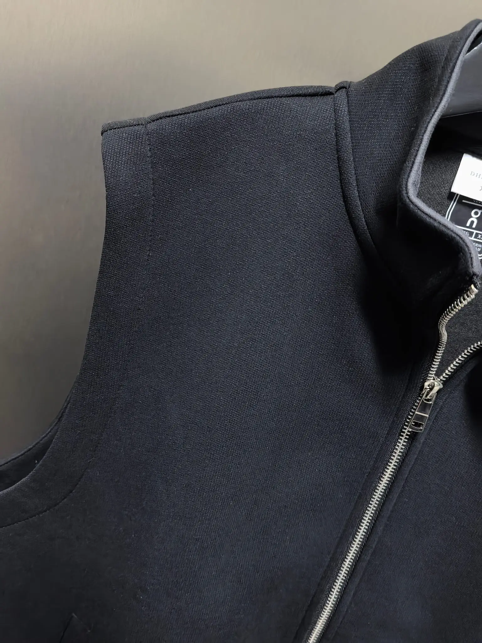 On Running Logo-Print Zip-Up Gilet D33020821 — view 2