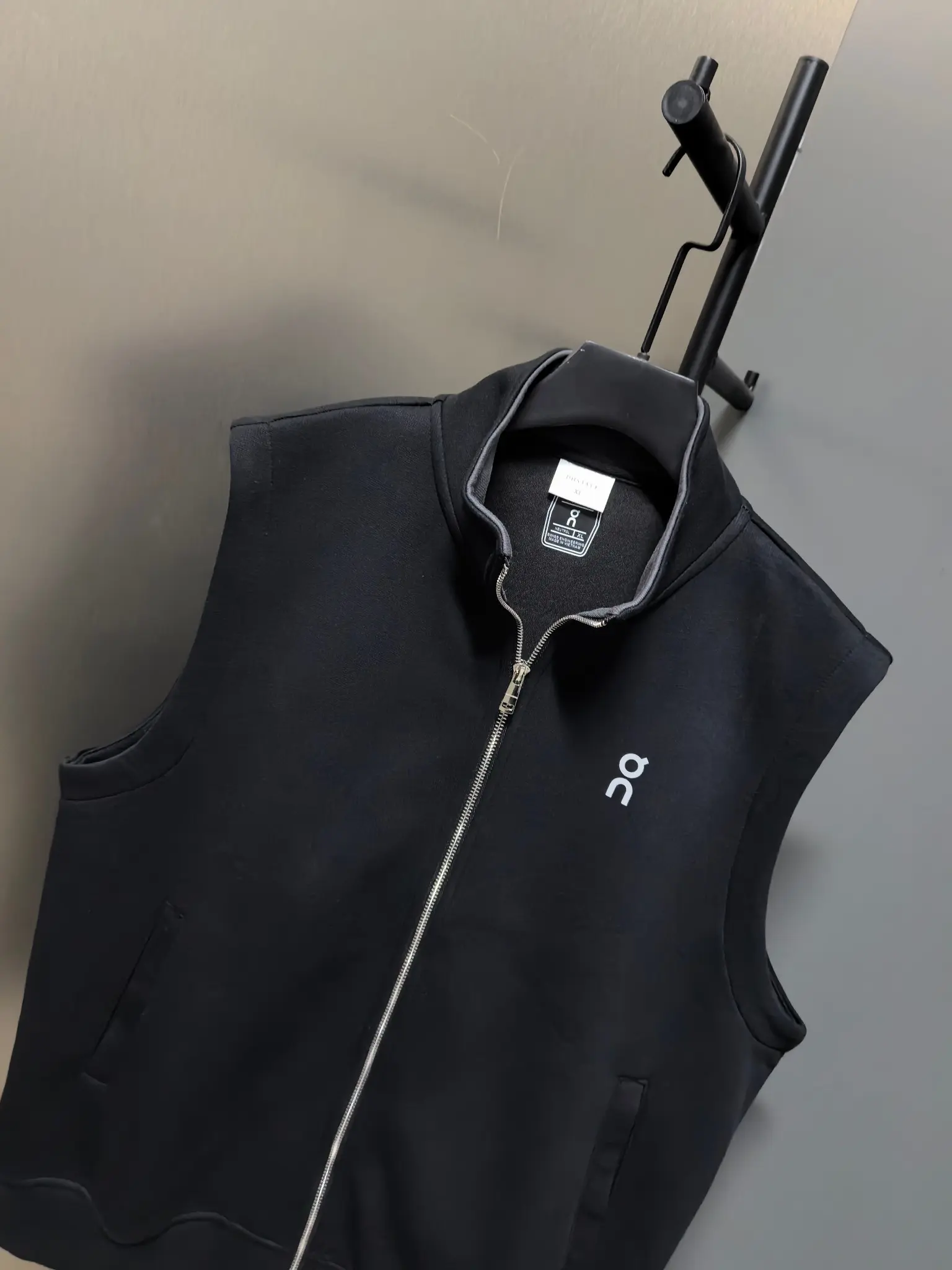 On Running Logo-Print Zip-Up Gilet D33020821 — view 5