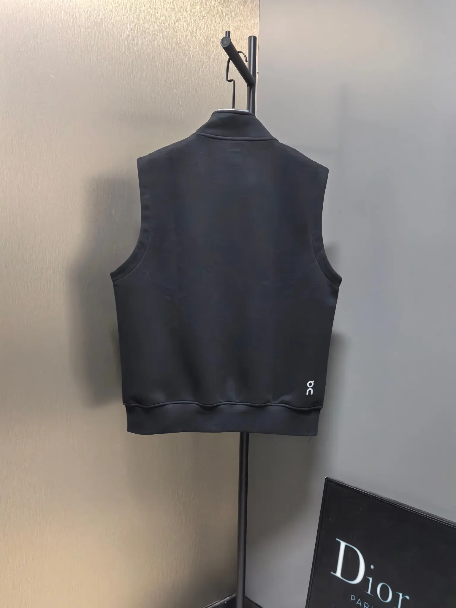 On Running Logo-Print Zip-Up Gilet D33020821 — view 6