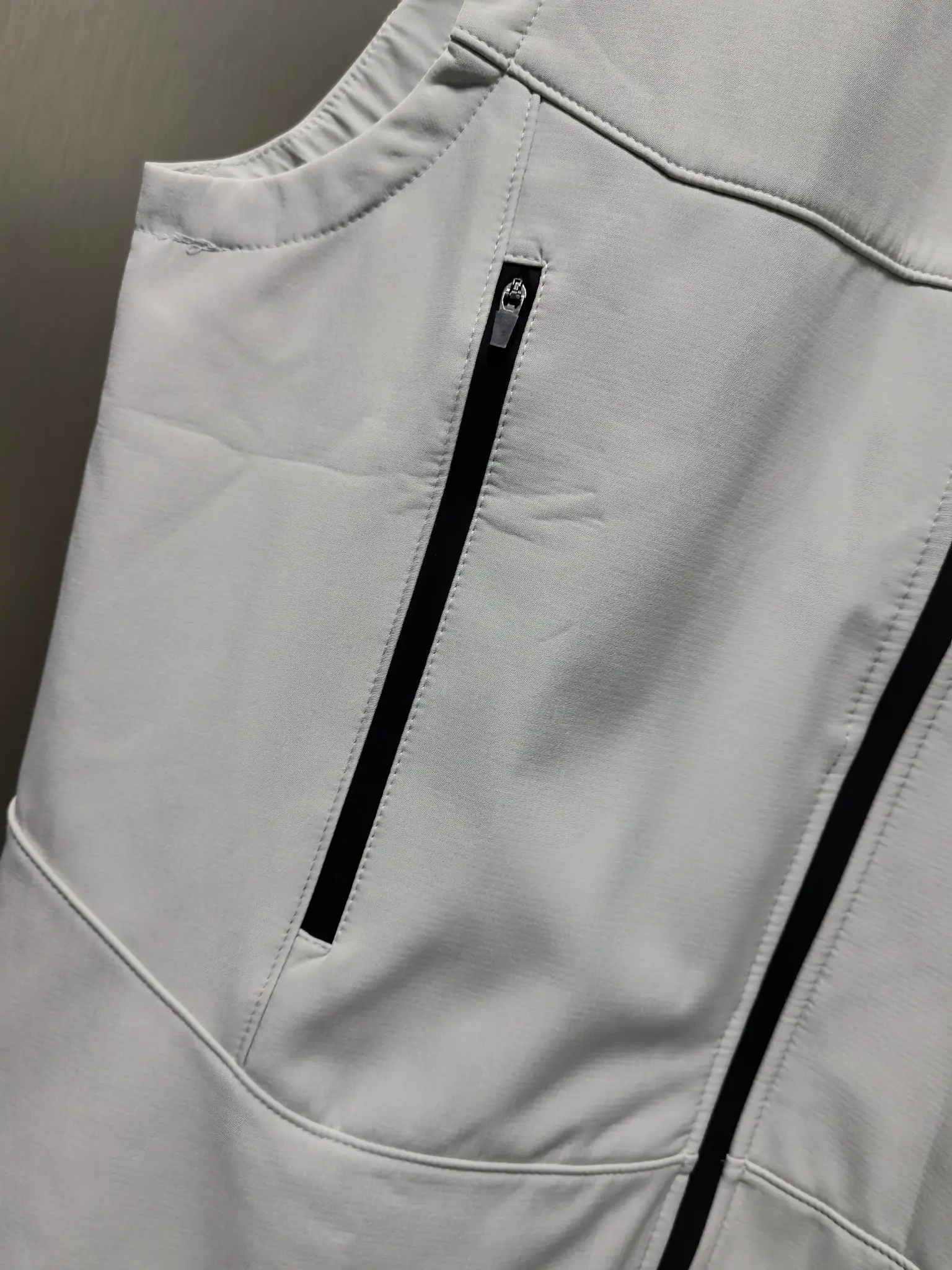 On Running Logo-Print Performance Vest D33020825 — view 4