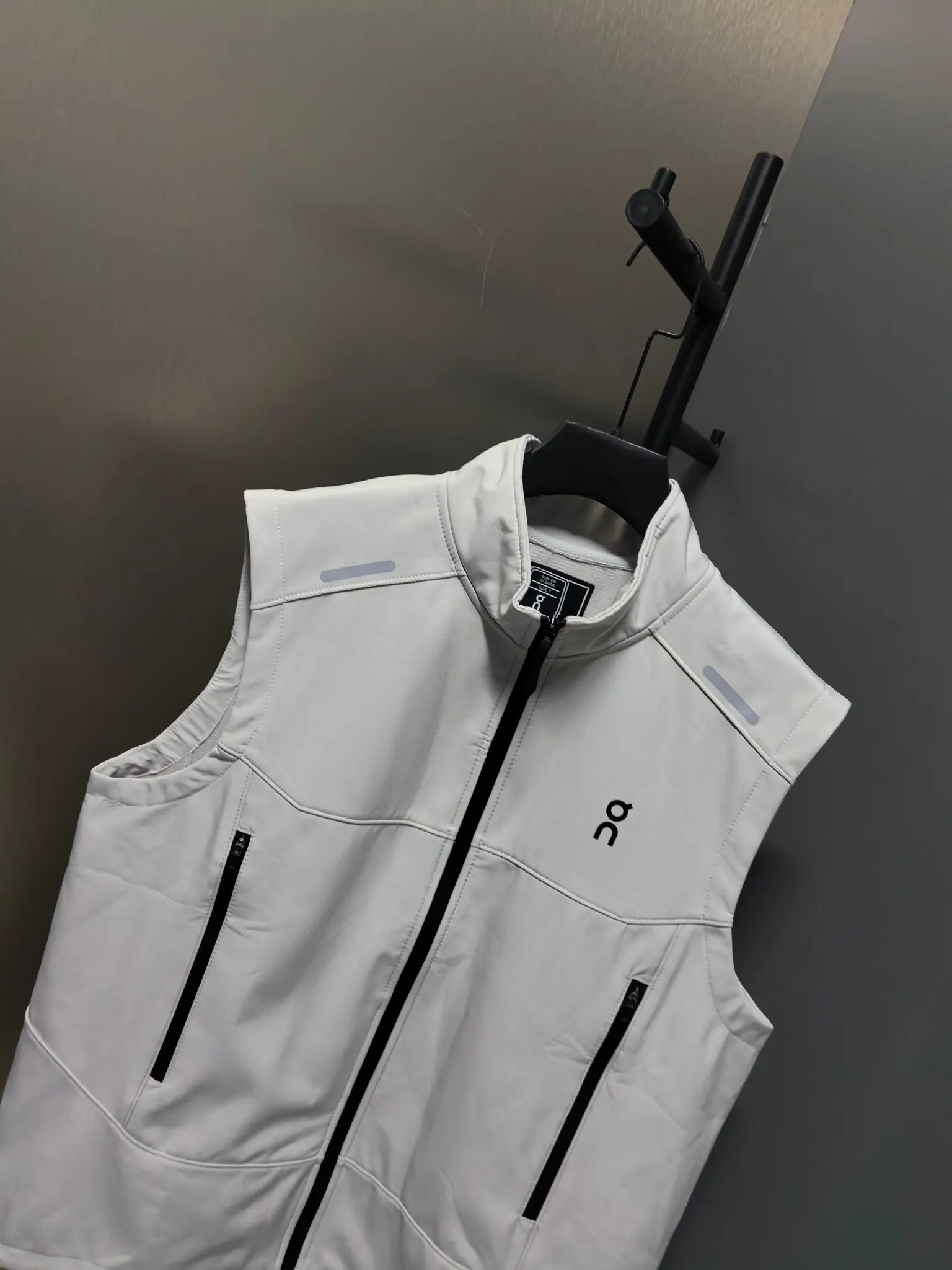 On Running Logo-Print Performance Vest D33020825 — view 6