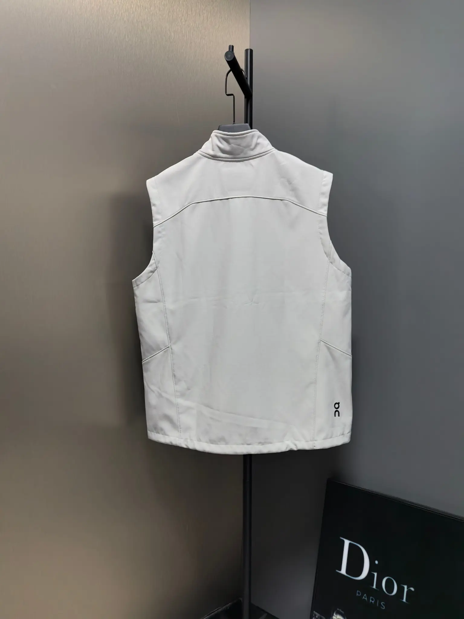 On Running Logo-Print Performance Vest D33020825 — view 8