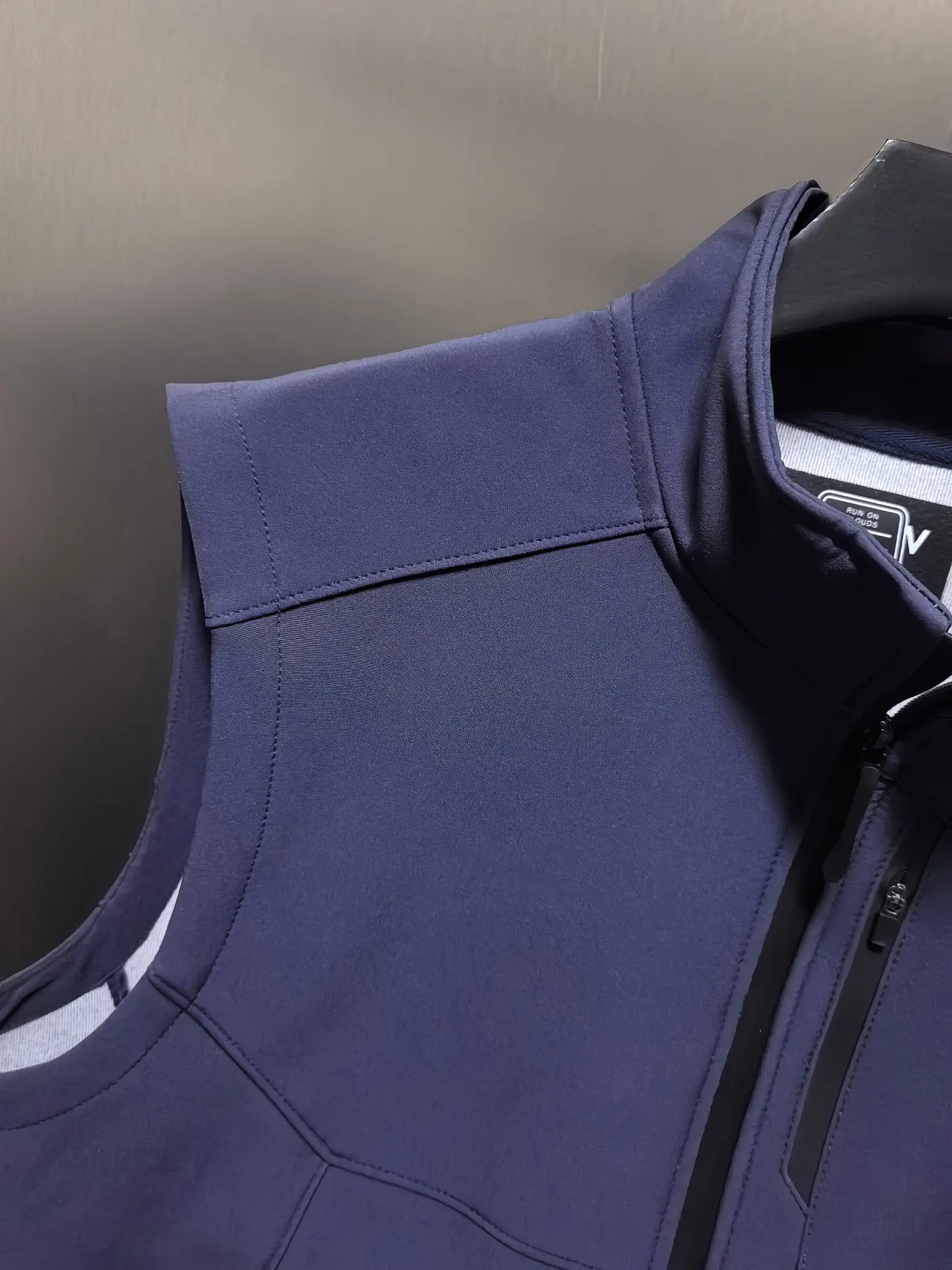On Running Logo-Print Performance Gilet D33020822 — view 2