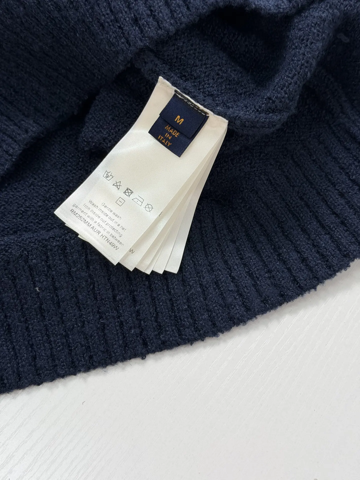 Script Logo Bouclé Knit Crew-Neck Sweater D33520669 — view 10
