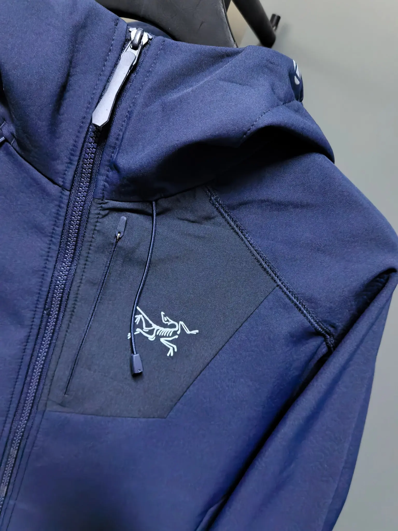 Logo-Print Hooded Softshell Jacket D37020798 — view 3
