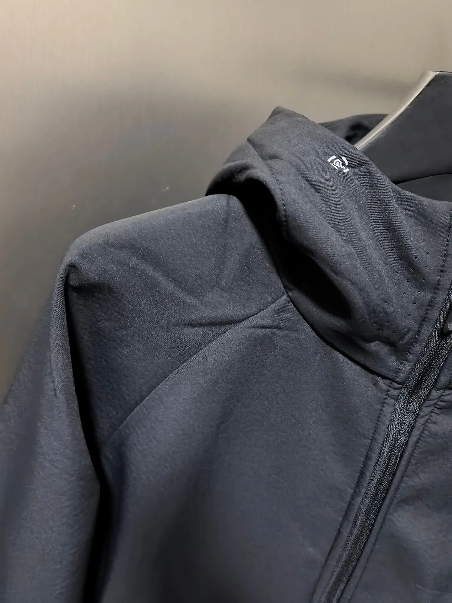 Hooded Softshell Performance Jacket D37020794 — view 2