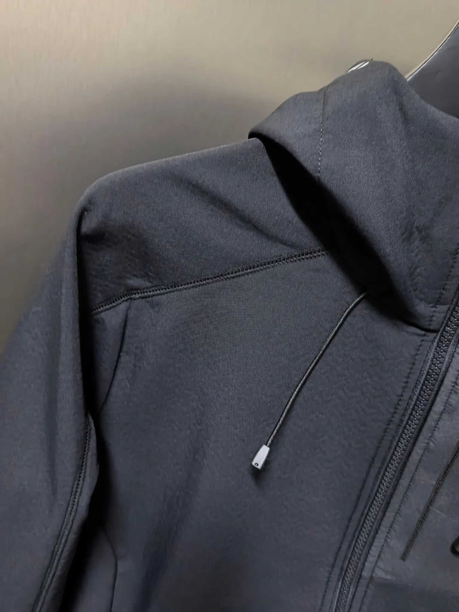 Hooded Softshell Performance Jacket D37020797 — view 2