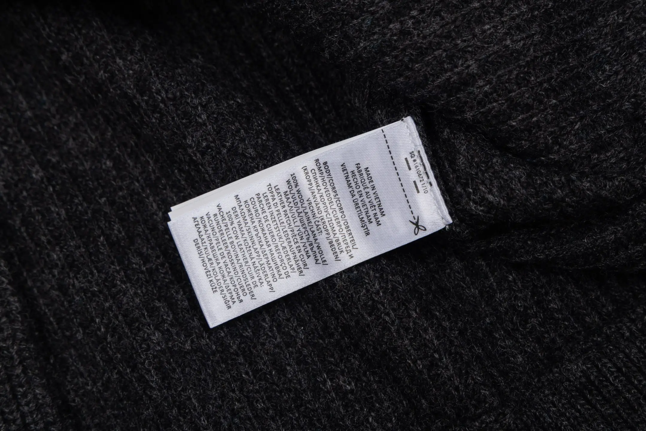 Mock-Neck Buttoned Wool-Blend Knit Jacket D37021164 — view 9