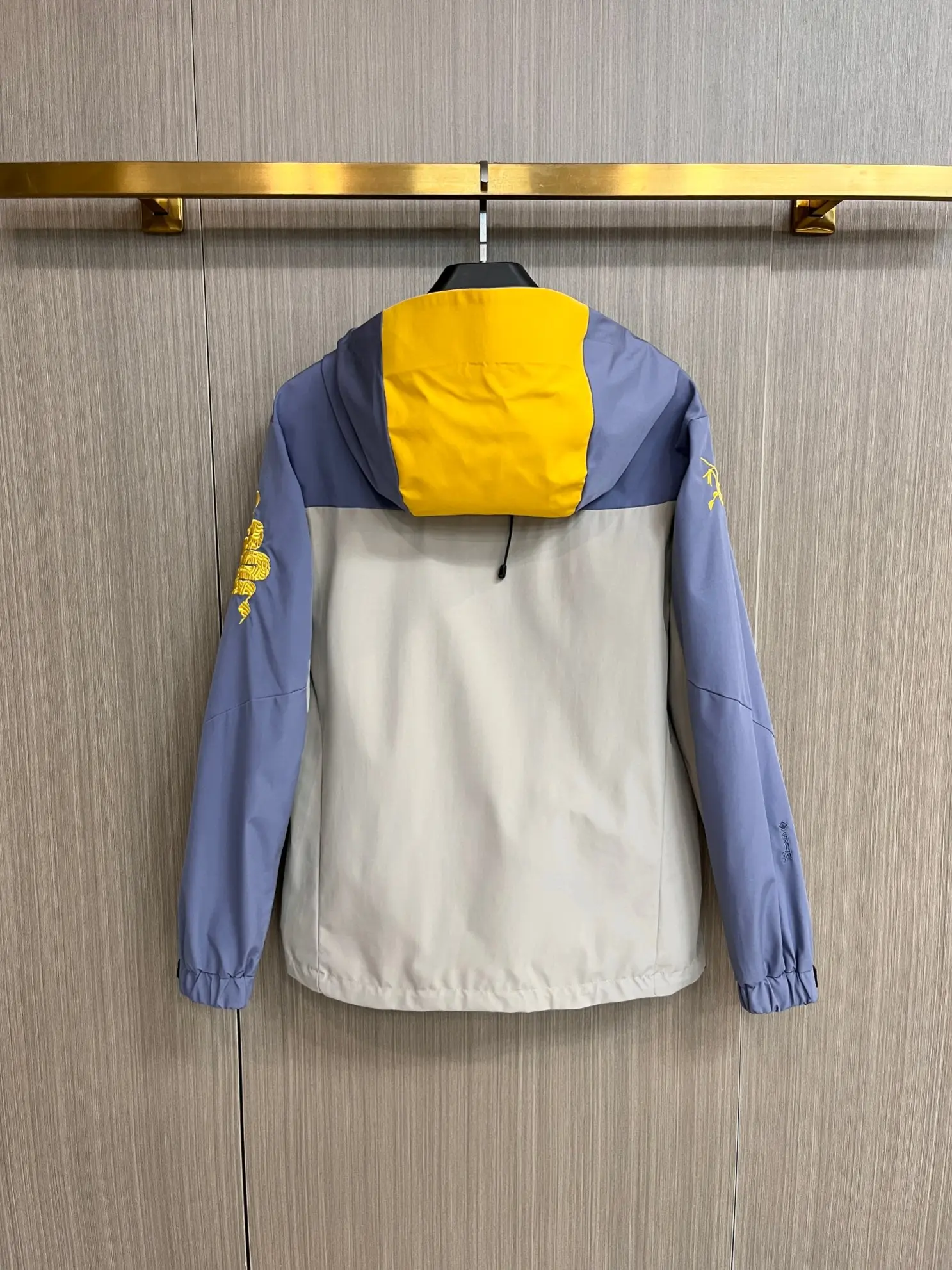 Two-Tone Hooded Technical Shell Jacket D38014361 — view 2